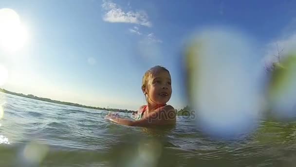 Щаслива дівчина в озері — стокове відео