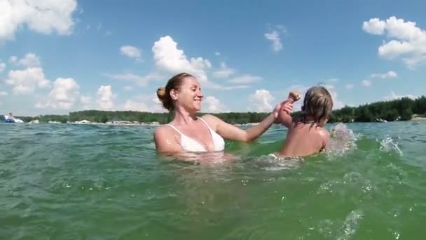 Moeder met kind spelen in lake — Stockvideo