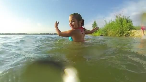 Glad tjej i sjön — Stockvideo