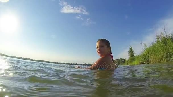 快乐的女孩，在湖中 — 图库视频影像