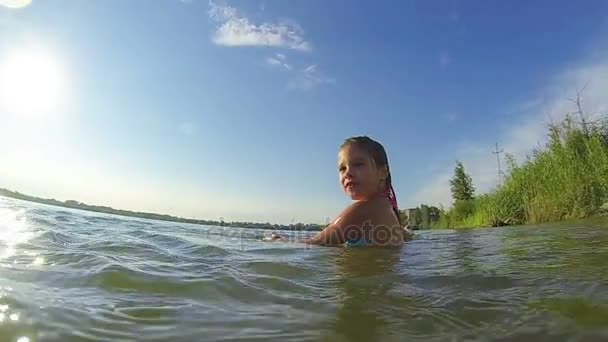 Fille heureuse dans le lac — Video