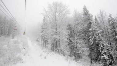 Ski lift kış Karpat Dağları'nda