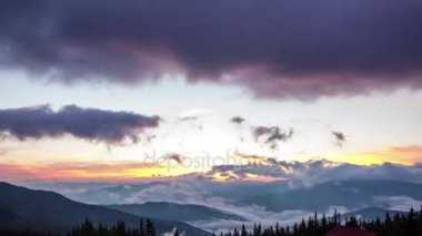 Karpat Dağları ile bulutlu gökyüzü