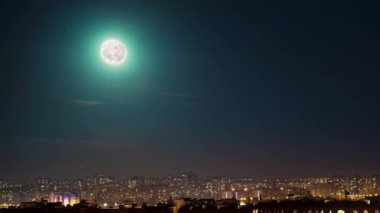 Dolunay geceleri şehir üzerinde 