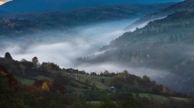Karpat orman bulutlu gökyüzü ile