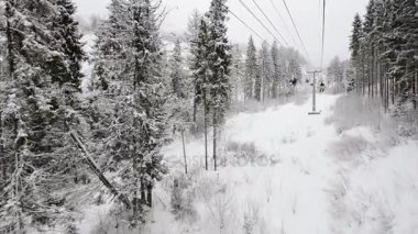 Ski lift kış Karpat Dağları'nda