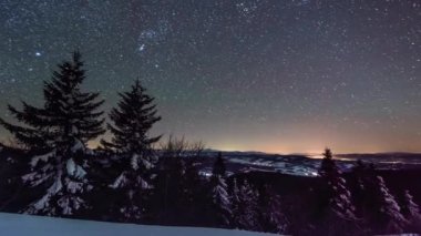 Geceleri yıldızlı karanlık gökyüzü