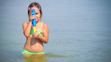 su ile küçük kız oyun