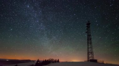 Geceleri yıldızlı karanlık gökyüzü