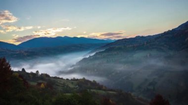 bulutlu gökyüzü günbatımı ile Dağları