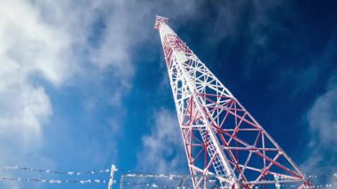 radyo kulesi üzerinde mavi gökyüzü