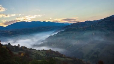 bulutlu gökyüzü günbatımı ile Dağları