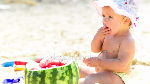 Säugling Mädchen isst Wassermelone — Stockvideo