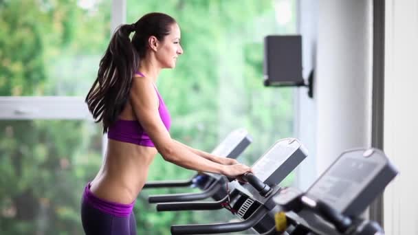 Mujer haciendo ejercicios de gimnasio — Vídeo de stock