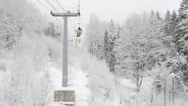 在冬季喀尔巴阡山脉的滑雪缆车 — 图库视频影像