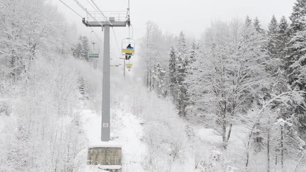 Skilift in den Winterkarpaten — Stockvideo