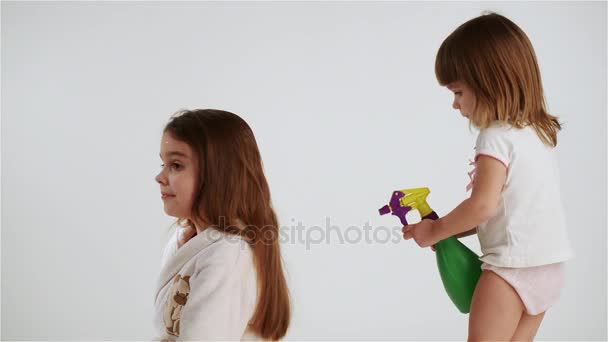 Hermanas cuidar de pelo — Vídeos de Stock