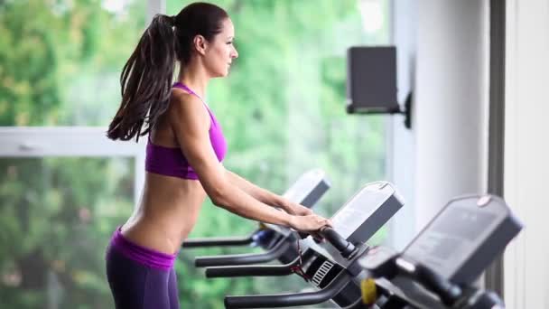 Woman doing gym exercises — Stock Video