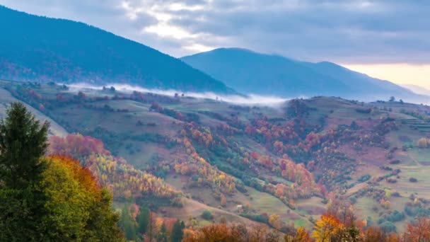 Montagne carpatiche con cielo nuvoloso — Video Stock