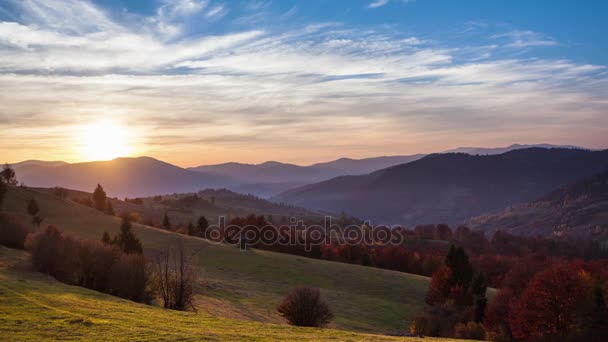 Montagnes avec ciel nuageux au coucher du soleil — Video