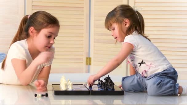 Sisters playing chess — Stock Video