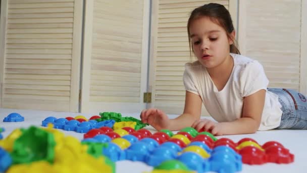 Menina brincando no quarto — Vídeo de Stock