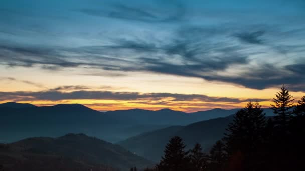 Bergen met bewolkte hemel in de zonsondergang — Stockvideo