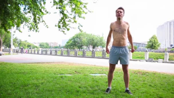 Hombre haciendo ejercicios de gimnasio — Vídeos de Stock