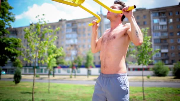 Человек делает упражнения спортзал — стоковое видео