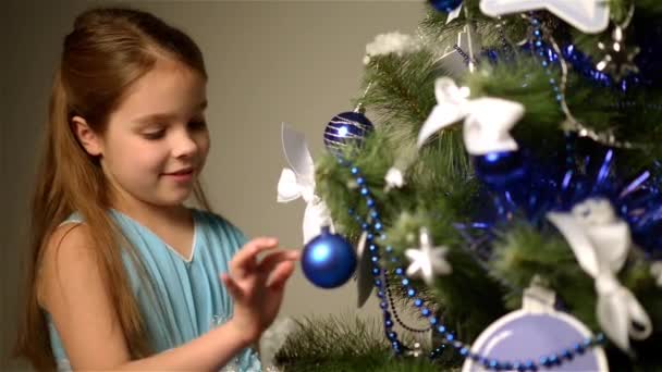 Chica cerca de árbol de abeto de Navidad — Vídeos de Stock