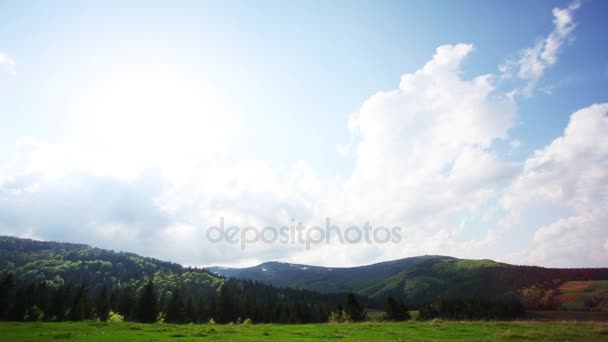 Nubes voladoras sobre prado verde — Vídeo de stock