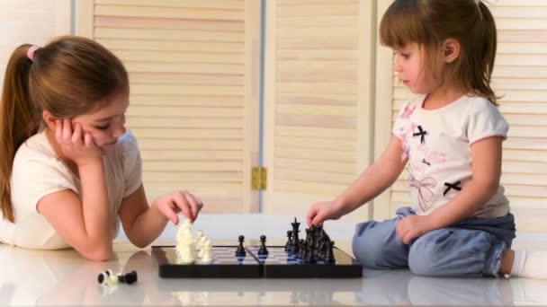 Sisters playing chess — Stock Video