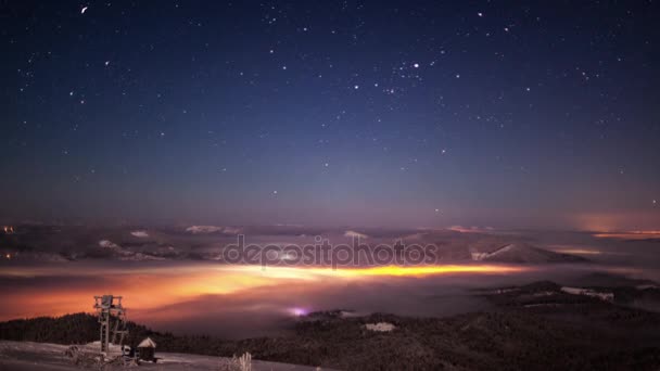 Cielo oscuro con estrellas en la noche — Vídeos de Stock