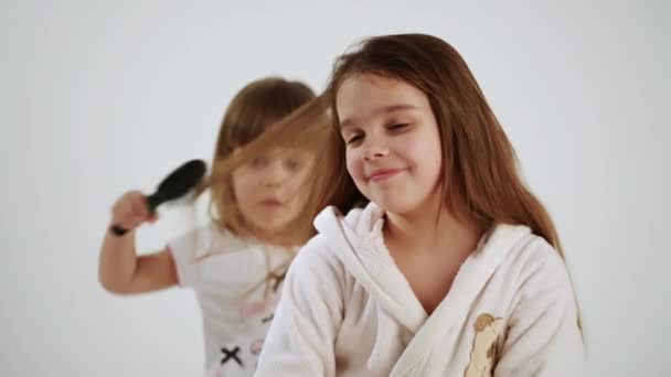 Сестры заботятся о волосах — стоковое видео