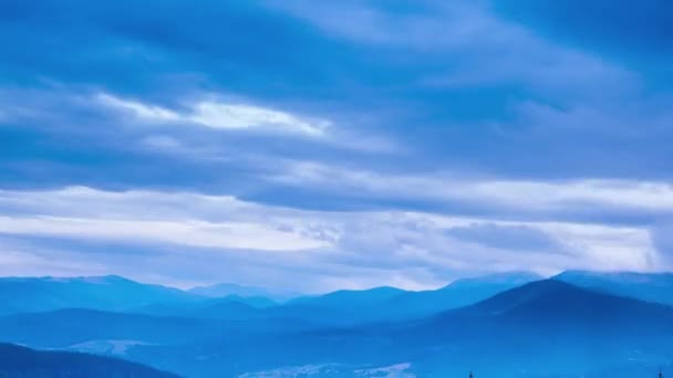 Karpat Dağları ile bulutlu gökyüzü — Stok video