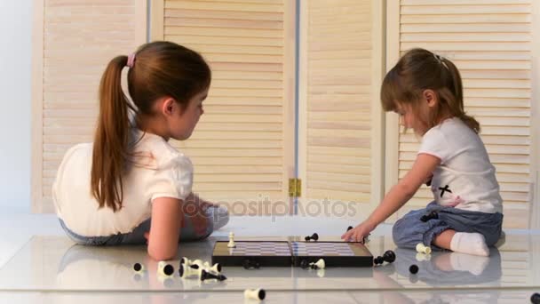 Mädchen spielen Schach — Stockvideo