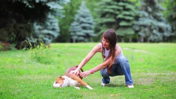 Mujer con perro en el parque — Vídeo de stock