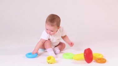 renkli oyuncaklar ile oynama kız