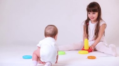oynayan iki kız kardeş 