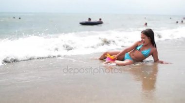 deniz kıyısındaki küçük kız