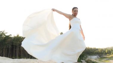 Gelinlik rüzgarlı gün kadın