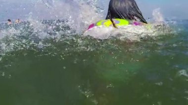 esmer kız suda yüzmek