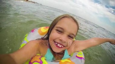 deniz kıyısındaki küçük kız