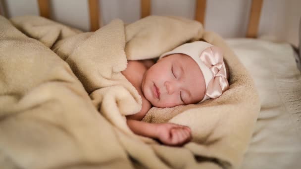 Baby meisje slapen in bed — Stockvideo