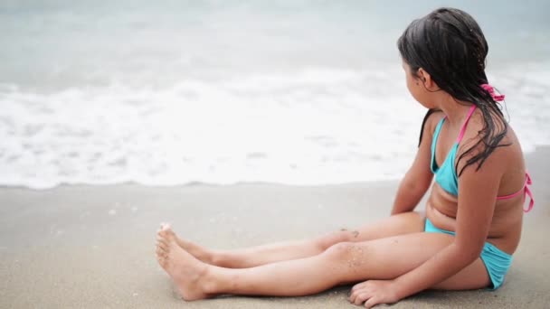 Deniz kıyısındaki küçük kız — Stok video