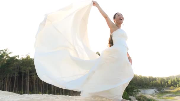 Женщина в свадебном платье в ветреный день — стоковое видео