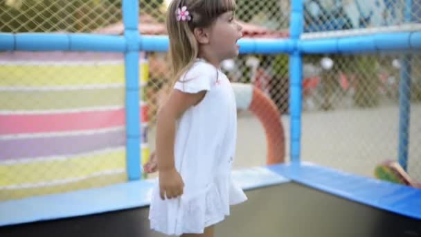 Mädchen springen im weißen Kleid — Stockvideo