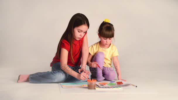 Mädchen malen Bilder — Stockvideo