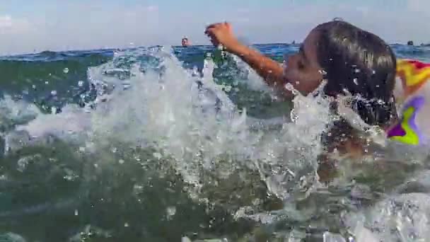 Brünette mädchen schwimmen im wasser — Stockvideo