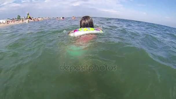 Brunette fille nager dans l'eau — Video